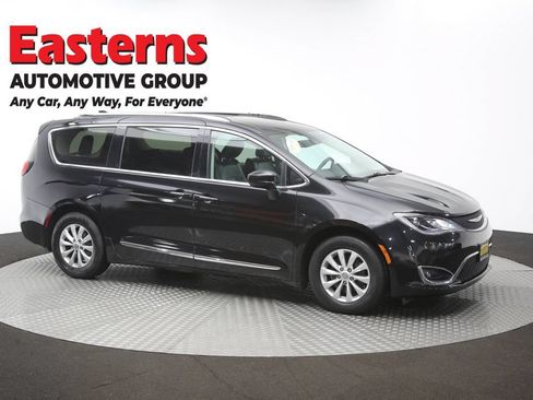 Used 2019 Chrysler Pacifica Touring-L FWD image 46