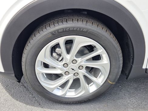 New 2027 Chevrolet Bolt LT w/ Comfort Package FWD image 4