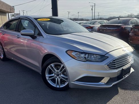 Used 2018 Ford Fusion SE w/ Fusion SE Technology Package image 2