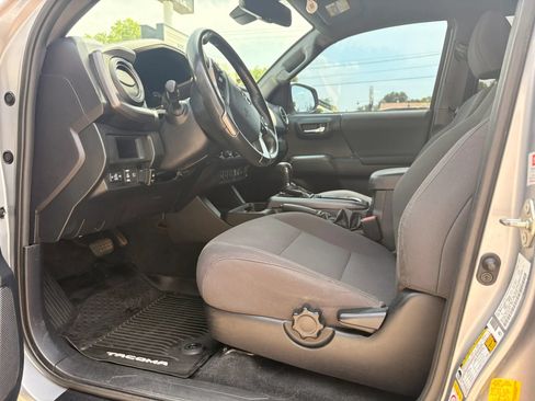 Used 2019 Toyota Tacoma TRD Off-Road w/ Technology Package AWD/4WD image 16
