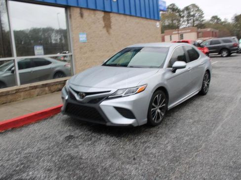 Used 2020 Toyota Camry SE image 3