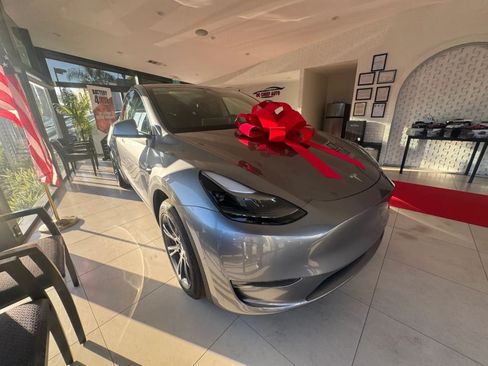 Used 2024 Tesla Model Y Long Range AWD/4WD image 3