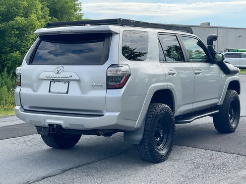 Used 2019 Toyota 4Runner SR5 AWD/4WD image 15