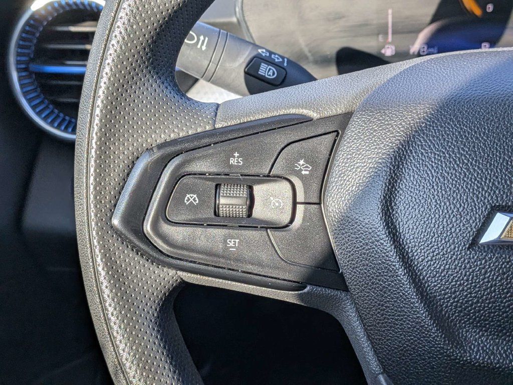 Used 2025 Chevrolet Trax LT FWD image 22