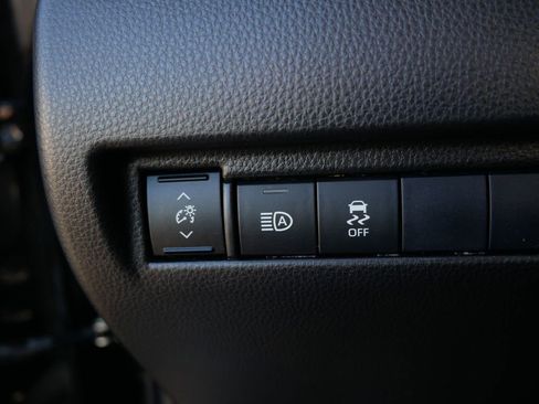 Used 2021 Toyota Venza LE w/ Carpet Mat Package (TMS) image 29