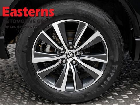 Used 2022 Toyota Venza LE image 29