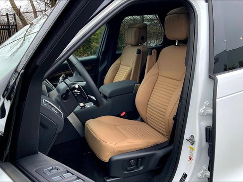 Certified 2025 Land Rover Discovery Dynamic SE AWD/4WD image 7