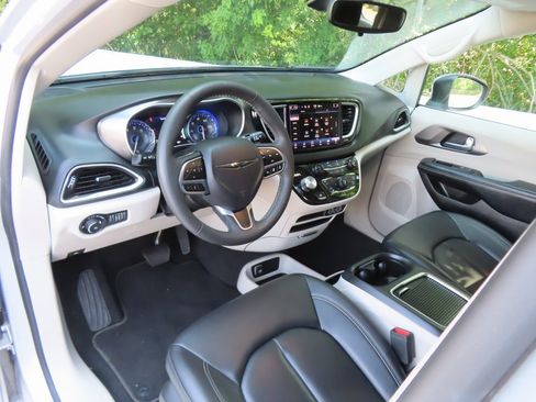 Used 2023 Chrysler Pacifica Touring-L image 25