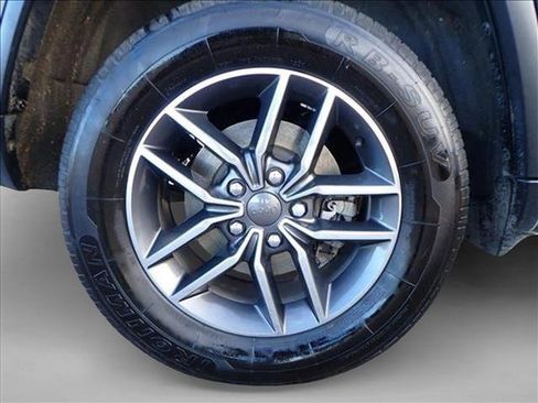 Used 2019 Jeep Grand Cherokee Laredo w/ 18" Wheel & 8.4" Radio Group image 7