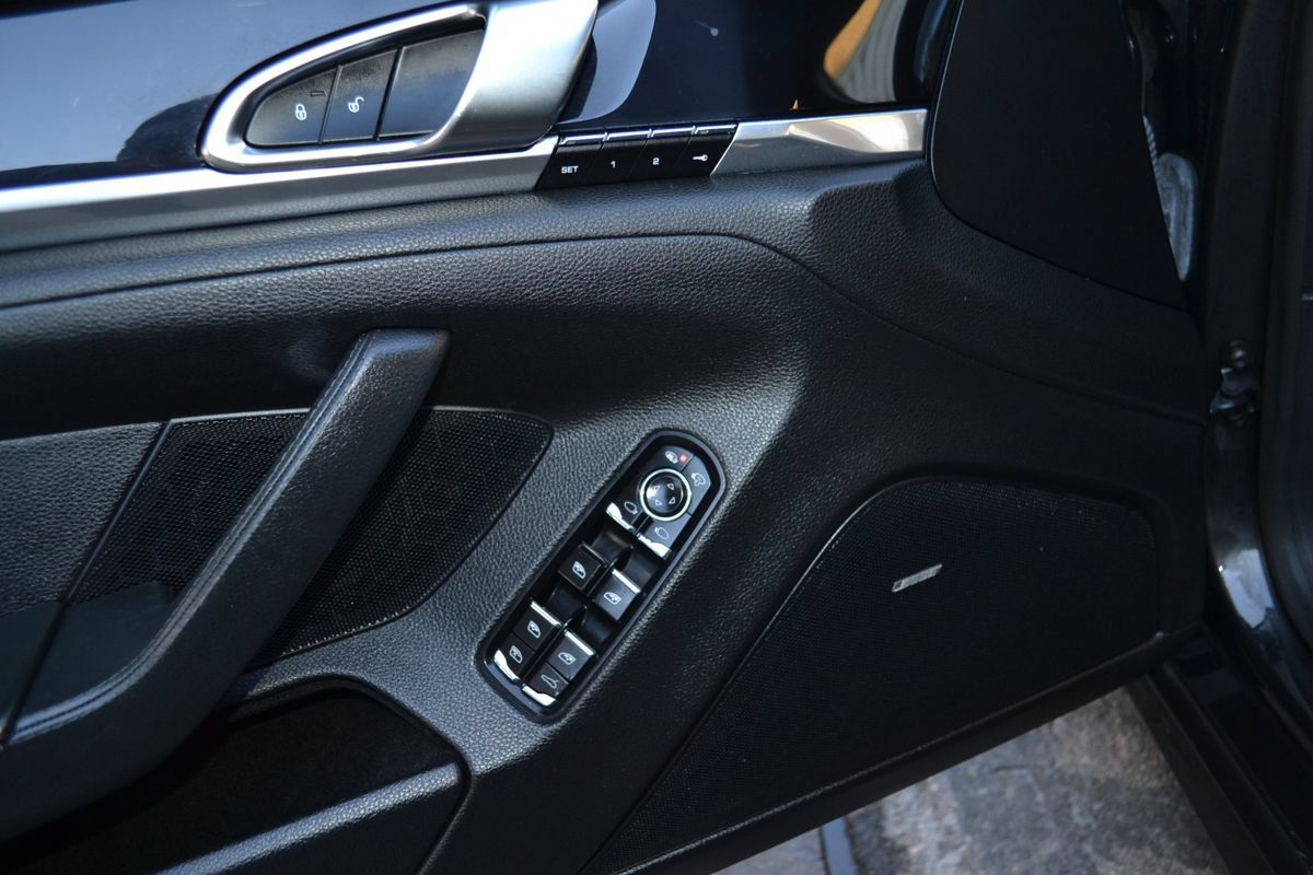 Used 2014 Porsche Panamera 4 w/ Premium Package AWD/4WD image 23