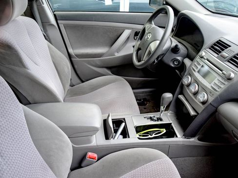 Used 2011 Toyota Camry LE FWD image 8