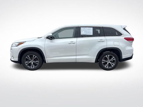 Used 2018 Toyota Highlander LE image 2
