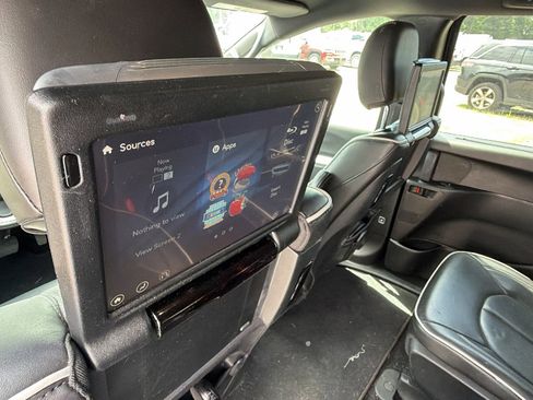 Used 2019 Chrysler Pacifica Limited w/ S Appearance Package FWD image 24