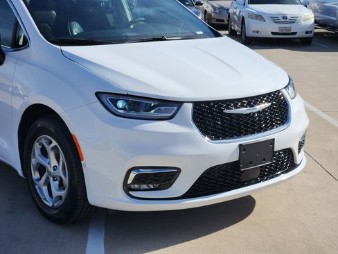 Used 2024 Chrysler Pacifica Limited w/ Trailer Tow Group image 7