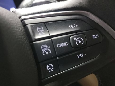 Used 2023 Jeep Grand Cherokee Limited w/ Black Appearance Package AWD/4WD image 33