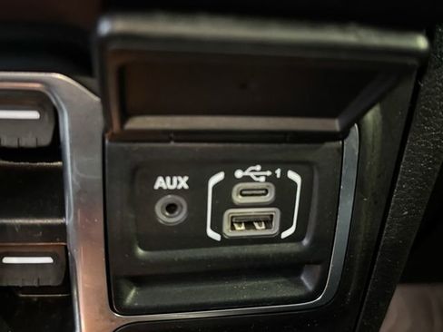 Used 2024 Jeep Gladiator Rubicon w/ Technology Group image 18