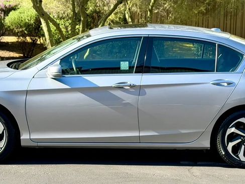 Used 2017 Honda Accord EX-L image 5