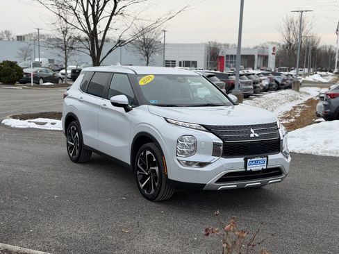 Used 2024 Mitsubishi Outlander AWD image 3