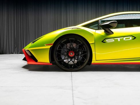 Used 2021 Lamborghini Huracan STO RWD image 30