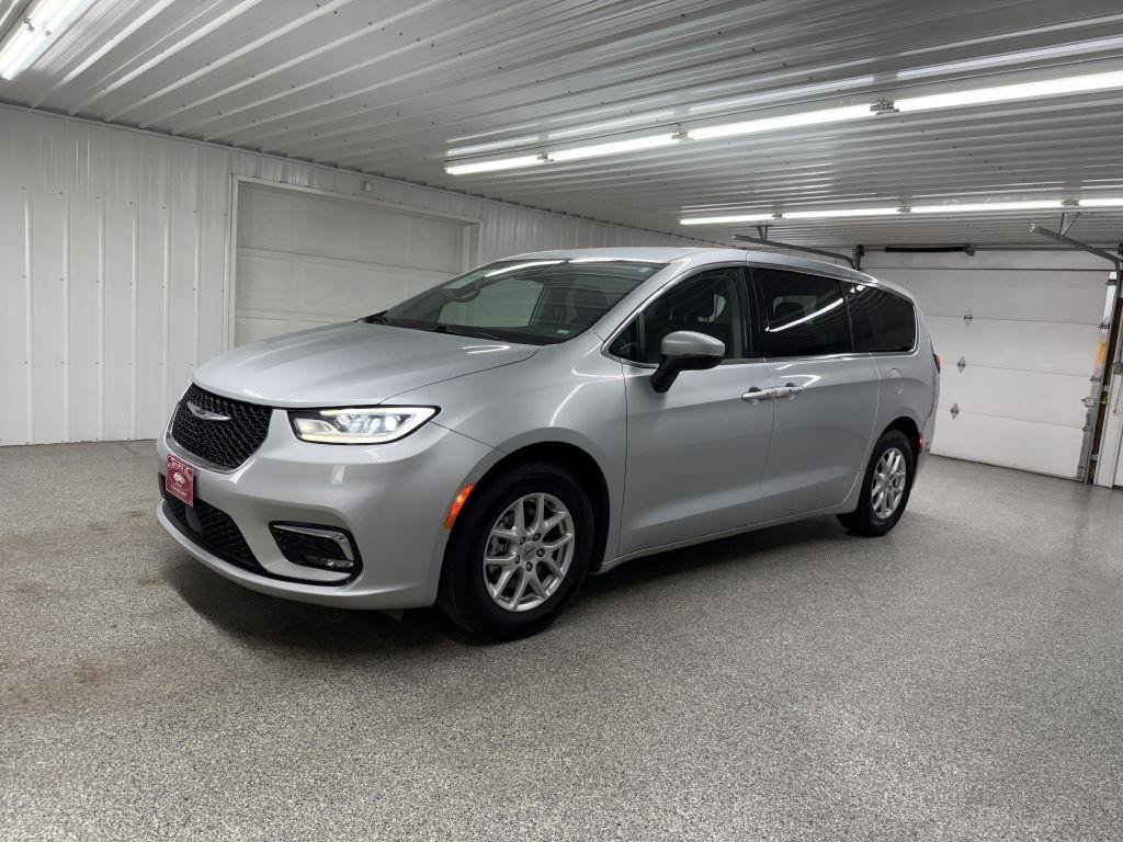 Used 2023 Chrysler Pacifica Touring-L FWD image 3