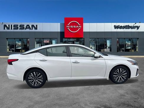 Used 2023 Nissan Altima 2.5 SV w/ SV Premium Package image 5