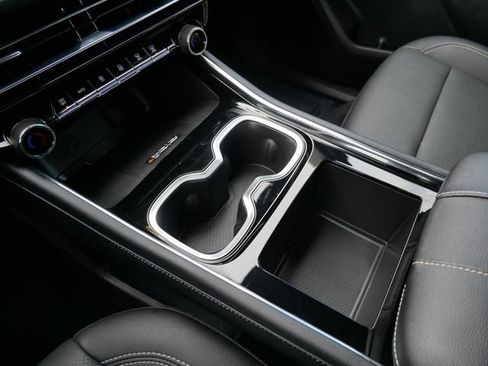 Used 2025 Chevrolet Traverse LT image 18