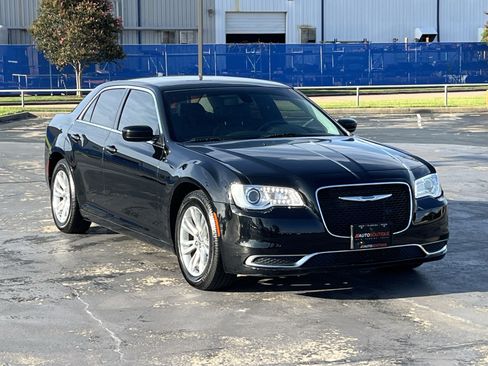 Used 2018 Chrysler 300 Touring L RWD image 5
