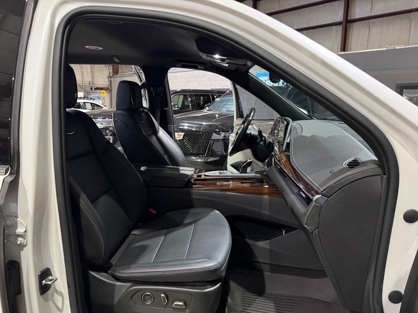 Used 2022 Cadillac Escalade Luxury AWD/4WD image 26