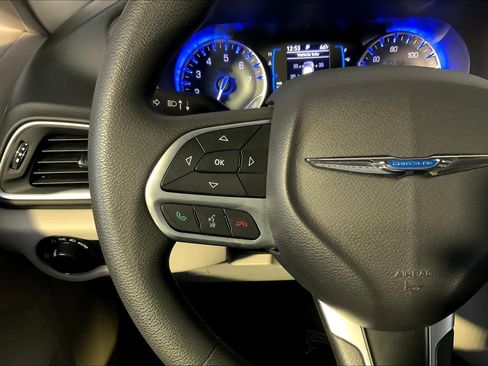 Used 2017 Chrysler Pacifica Touring image 23