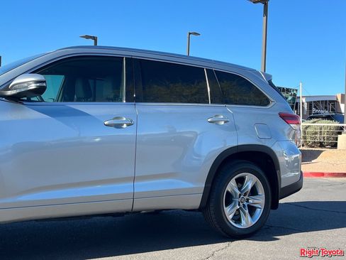 Used 2019 Toyota Highlander Limited w/ Carpet Mat Package (TMS) AWD/4WD image 9