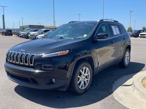 Used 2015 Jeep Cherokee Latitude AWD/4WD image 3