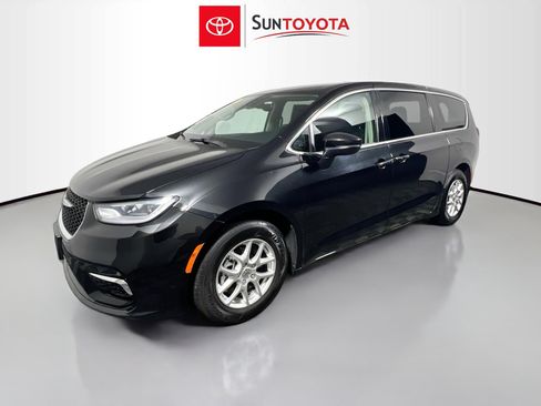 Used 2023 Chrysler Pacifica Touring-L FWD image 9
