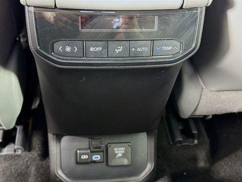 Used 2024 Toyota Highlander Limited image 43