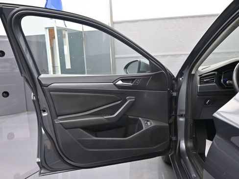 Used 2024 Volkswagen Jetta SE FWD image 9