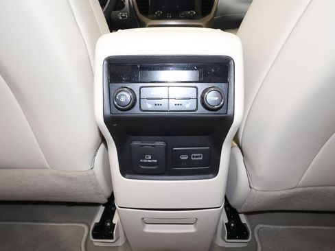 Certified 2022 GMC Acadia Denali w/ Denali Ultimate Package image 33