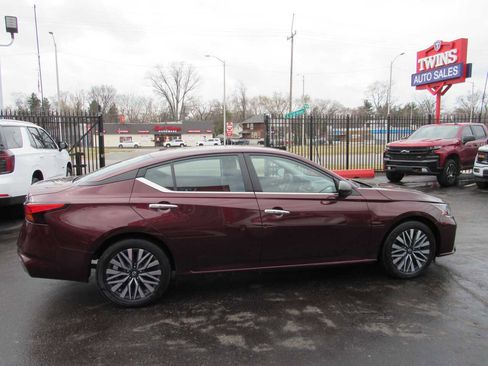 Used 2024 Nissan Altima 2.5 SV image 4