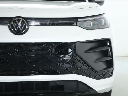 Certified 2026 Volkswagen Tiguan SE R-Line FWD image 7