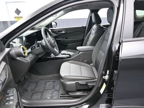 Used 2025 Chevrolet Trax LT w/ Driver Confidence Package image 11