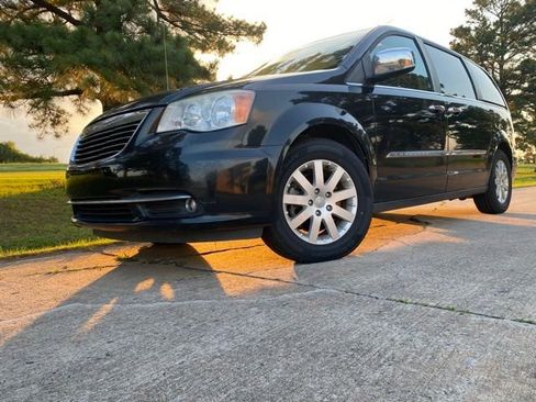 Used 2012 Chrysler Town & Country Touring-L w/ Entertainment Group #2 FWD image 2