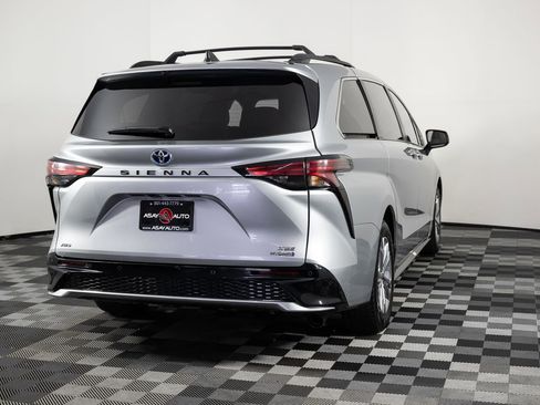 Used 2022 Toyota Sienna XSE image 7