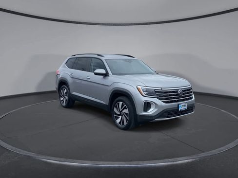 Used 2025 Volkswagen Atlas SE image 2