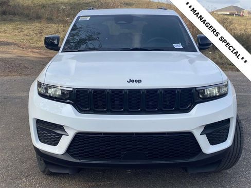 New 2025 Jeep Grand Cherokee Altitude image 2