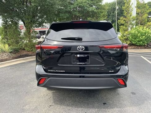 Used 2024 Toyota Highlander XLE FWD image 7