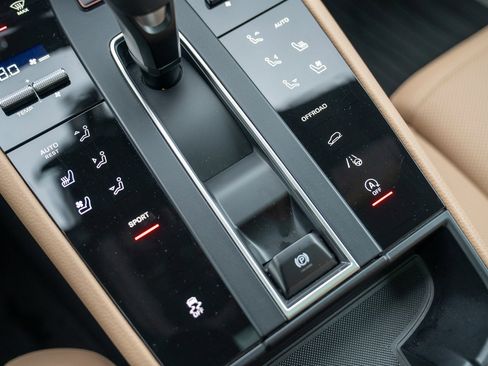 Used 2025 Porsche Macan image 19