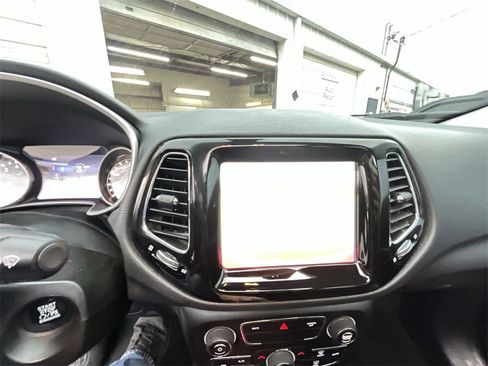 Used 2020 Jeep Compass Limited image 17