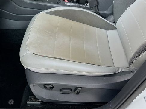 Used 2022 Volkswagen Taos SE w/ IQ.Drive SE Package image 9