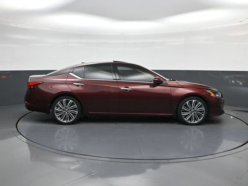 Used 2024 Nissan Altima 2.5 SL FWD image 11