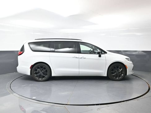 Used 2025 Chrysler Pacifica Limited FWD image 4