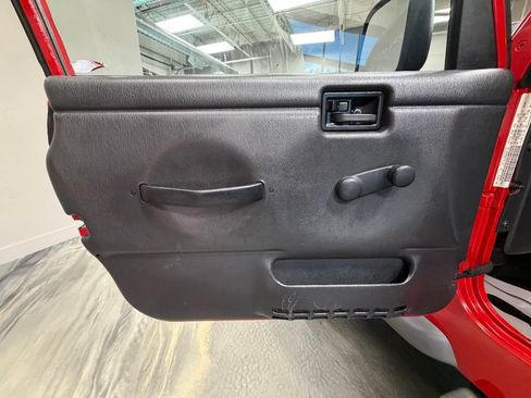 Used 2005 Jeep Wrangler Unlimited w/ Security Group AWD/4WD image 44