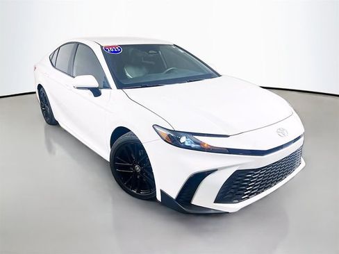 Used 2025 Toyota Camry SE FWD image 2